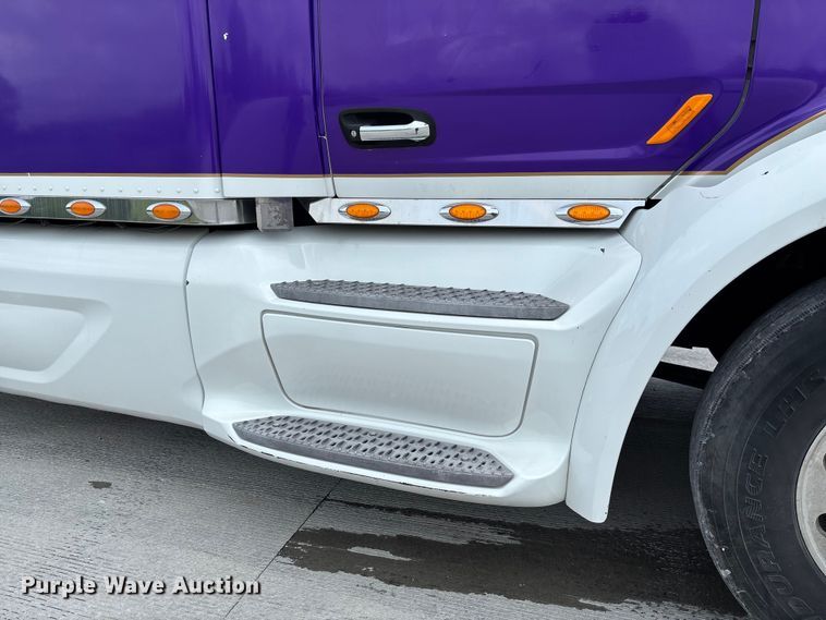image for item FC1740 2022 Peterbilt 579 semi truck