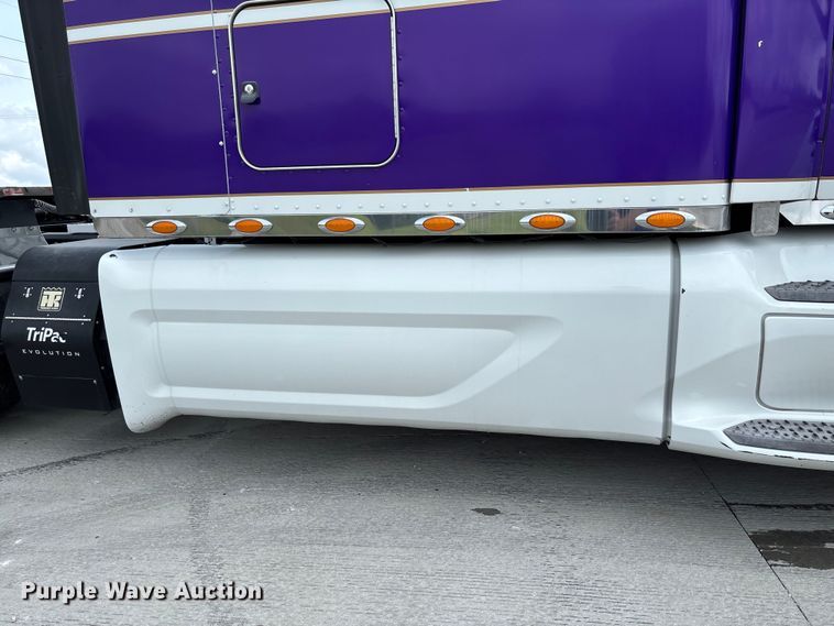 image for item FC1740 2022 Peterbilt 579 semi truck