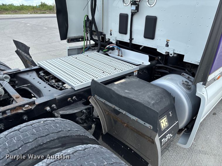 image for item FC1740 2022 Peterbilt 579 semi truck