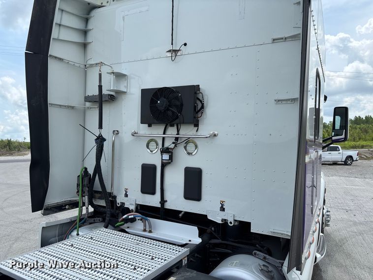 image for item FC1740 2022 Peterbilt 579 semi truck