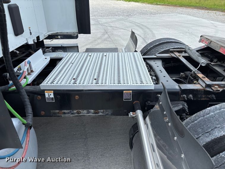 image for item FC1740 2022 Peterbilt 579 semi truck