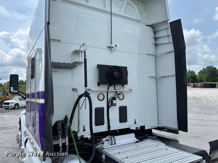 image for item FC1740 2022 Peterbilt 579 semi truck