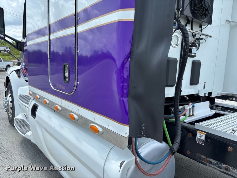 image for item FC1740 2022 Peterbilt 579 semi truck