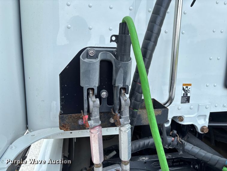 image for item FC1740 2022 Peterbilt 579 semi truck