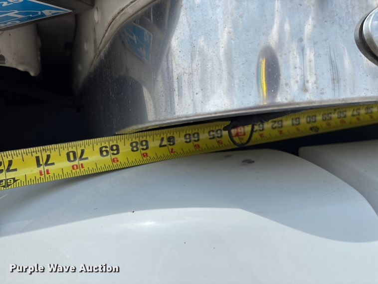 image for item FC1740 2022 Peterbilt 579 semi truck