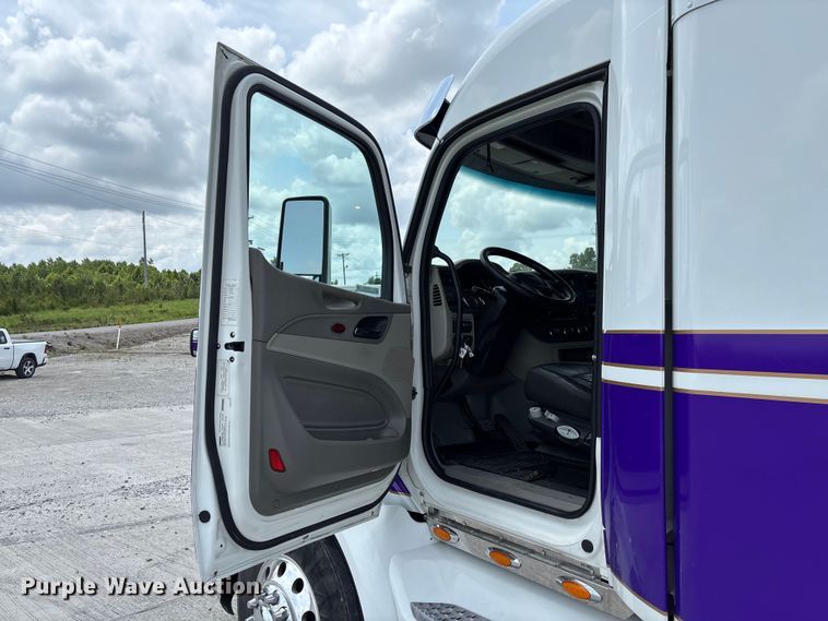image for item FC1740 2022 Peterbilt 579 semi truck