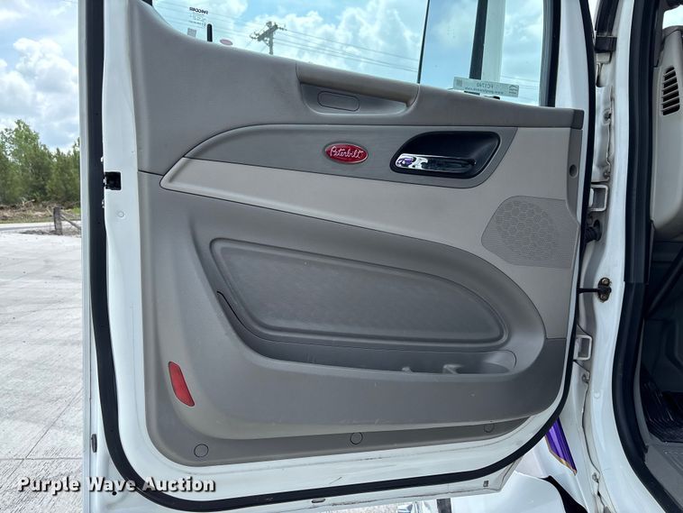 image for item FC1740 2022 Peterbilt 579 semi truck