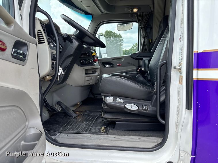 image for item FC1740 2022 Peterbilt 579 semi truck