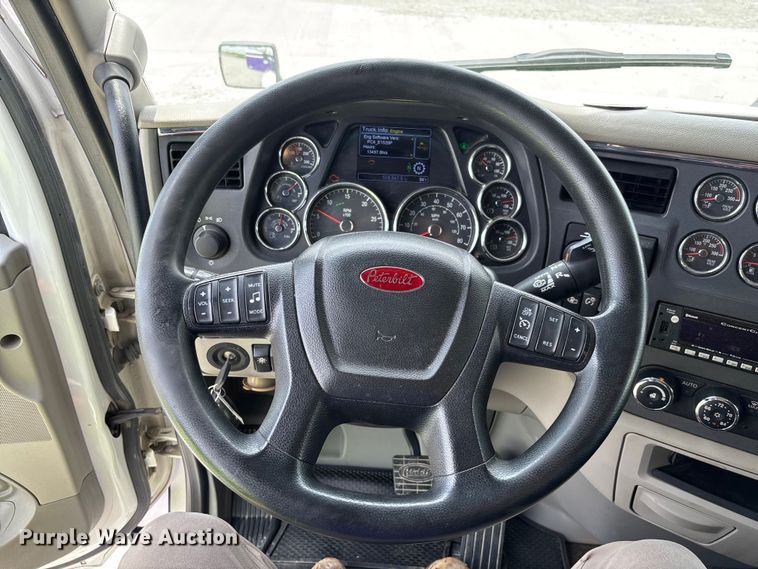 image for item FC1740 2022 Peterbilt 579 semi truck