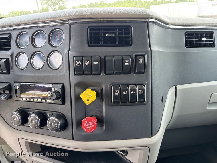 image for item FC1740 2022 Peterbilt 579 semi truck