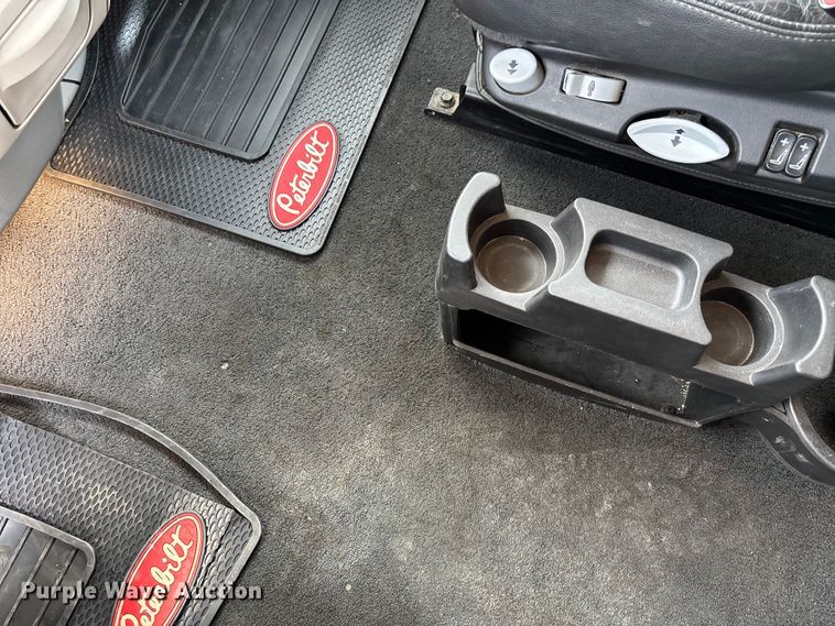 image for item FC1740 2022 Peterbilt 579 semi truck