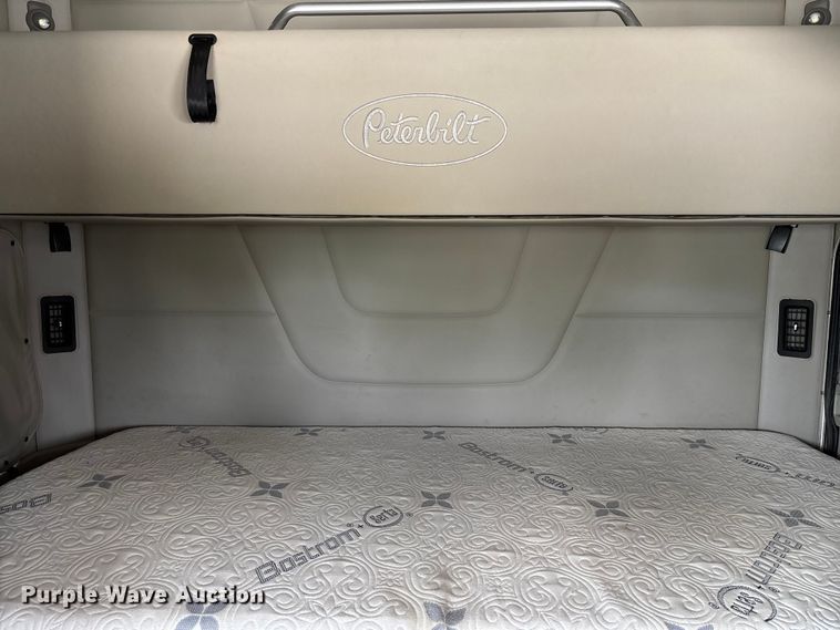 image for item FC1740 2022 Peterbilt 579 semi truck