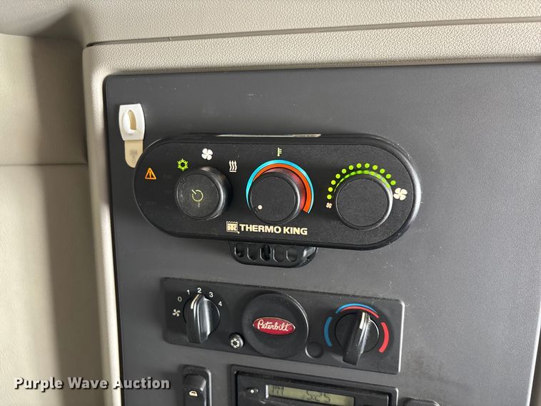 image for item FC1740 2022 Peterbilt 579 semi truck