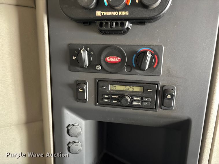 image for item FC1740 2022 Peterbilt 579 semi truck