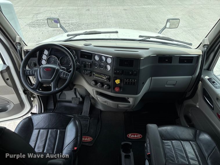 image for item FC1740 2022 Peterbilt 579 semi truck