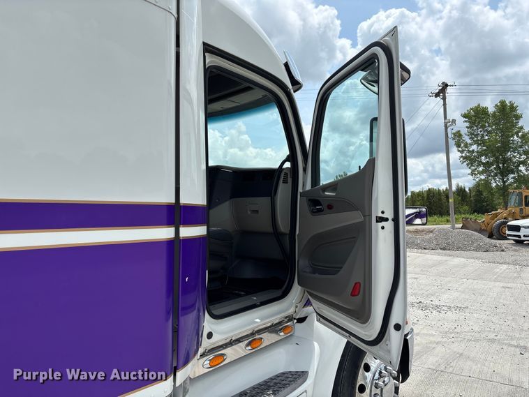 image for item FC1740 2022 Peterbilt 579 semi truck