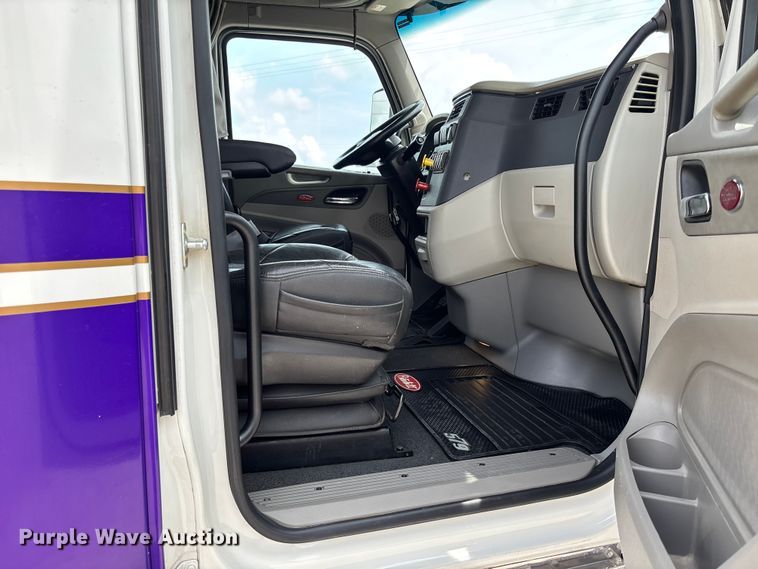 image for item FC1740 2022 Peterbilt 579 semi truck
