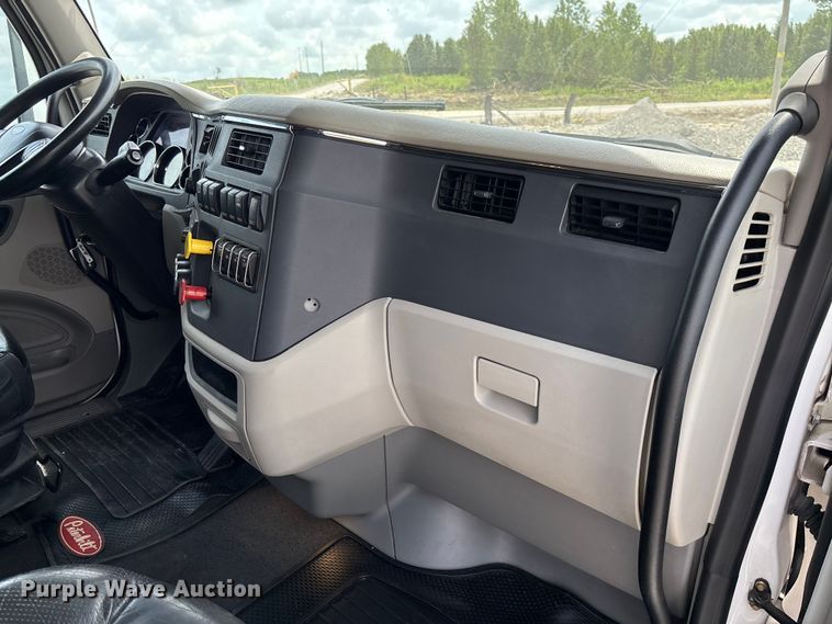 image for item FC1740 2022 Peterbilt 579 semi truck