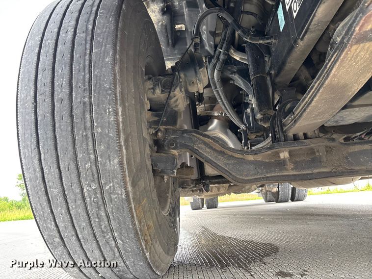 image for item FC1740 2022 Peterbilt 579 semi truck