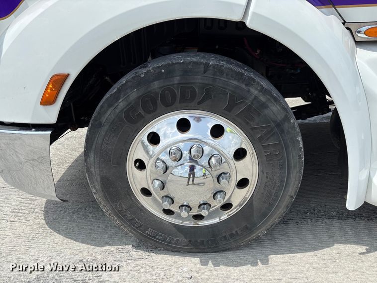 image for item FC1740 2022 Peterbilt 579 semi truck