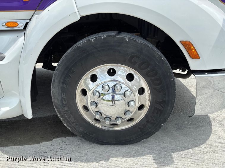 image for item FC1740 2022 Peterbilt 579 semi truck