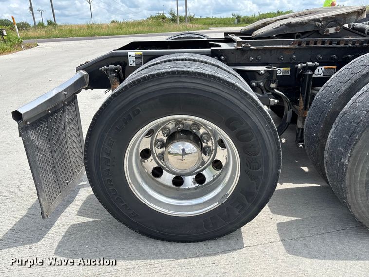 image for item FC1740 2022 Peterbilt 579 semi truck