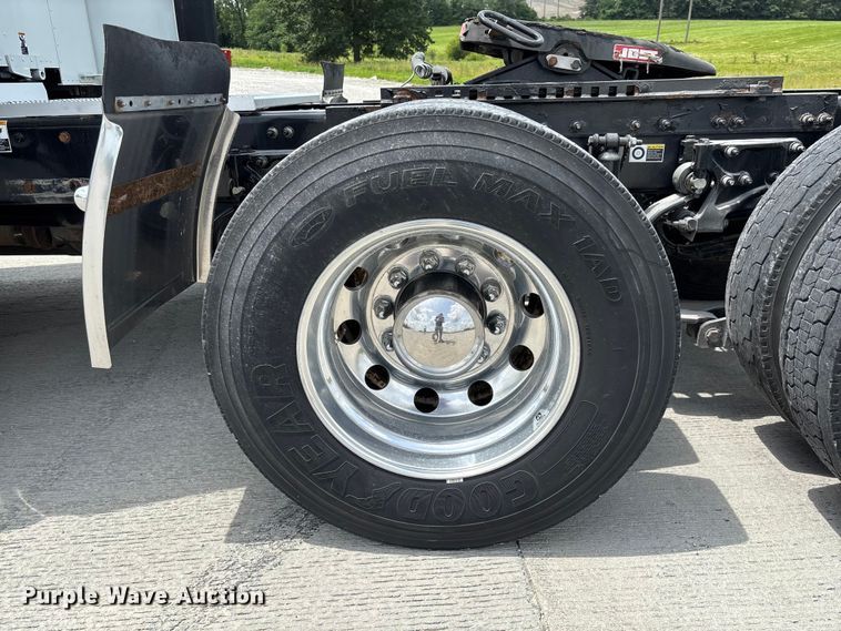 image for item FC1740 2022 Peterbilt 579 semi truck