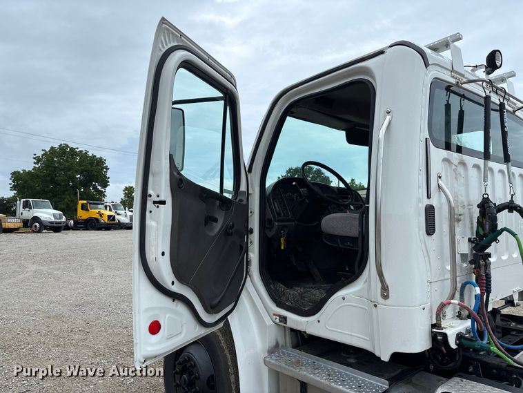 image for item FC1745 2016 Freightliner Business Class M2 106 semi truck