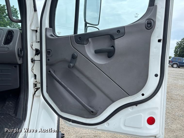 image for item FC1745 2016 Freightliner Business Class M2 106 semi truck