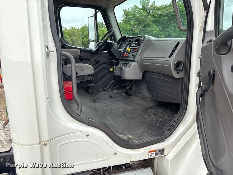 image for item FC1745 2016 Freightliner Business Class M2 106 semi truck