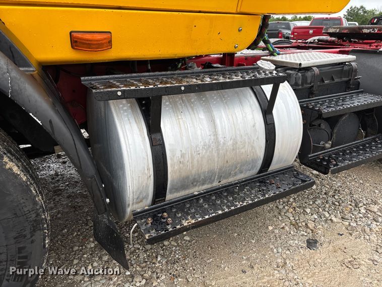 image for item FC1746 2007 International 8600 semi truck