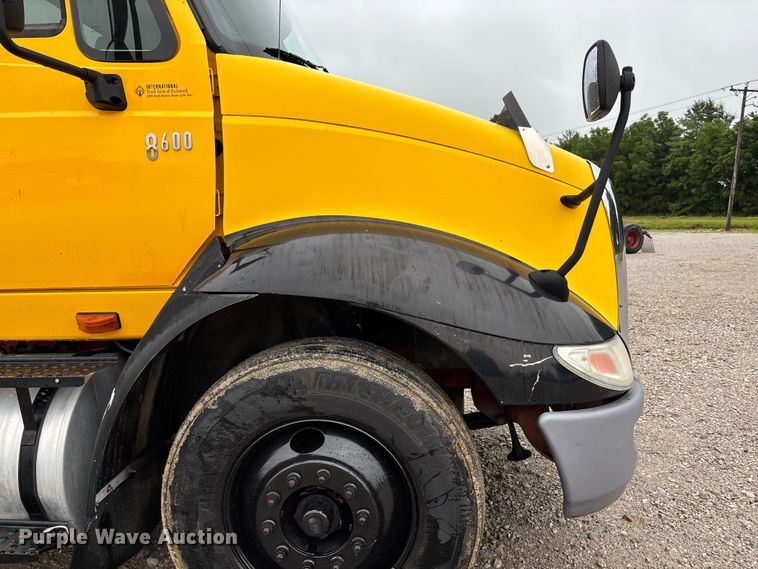 image for item FC1746 2007 International 8600 semi truck