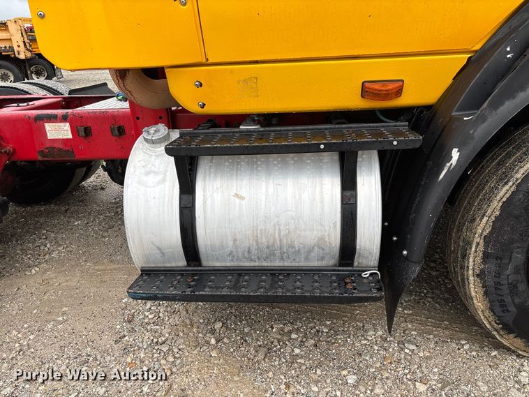 image for item FC1746 2007 International 8600 semi truck