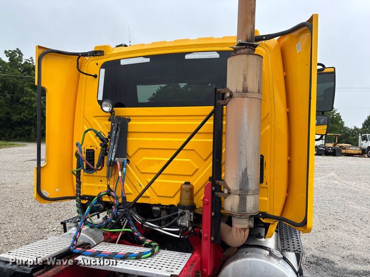 image for item FC1746 2007 International 8600 semi truck