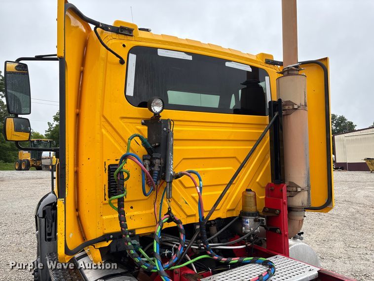 image for item FC1746 2007 International 8600 semi truck