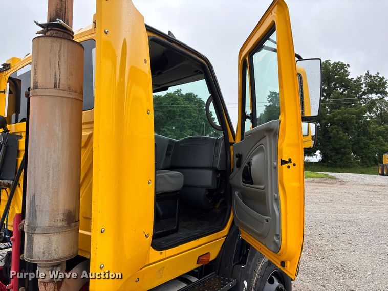 image for item FC1746 2007 International 8600 semi truck