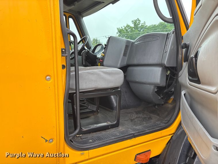 image for item FC1746 2007 International 8600 semi truck