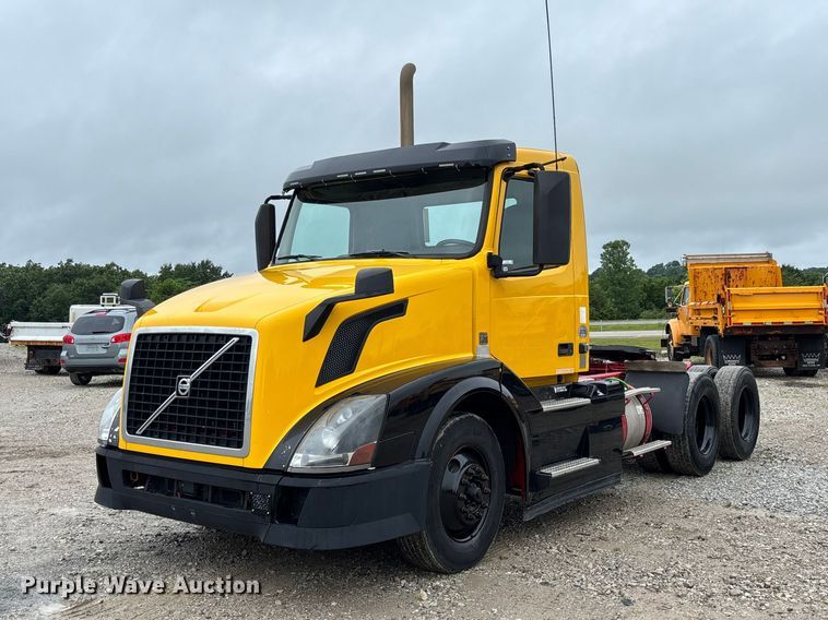 image for item FC1747 2016 Volvo VNL semi truck