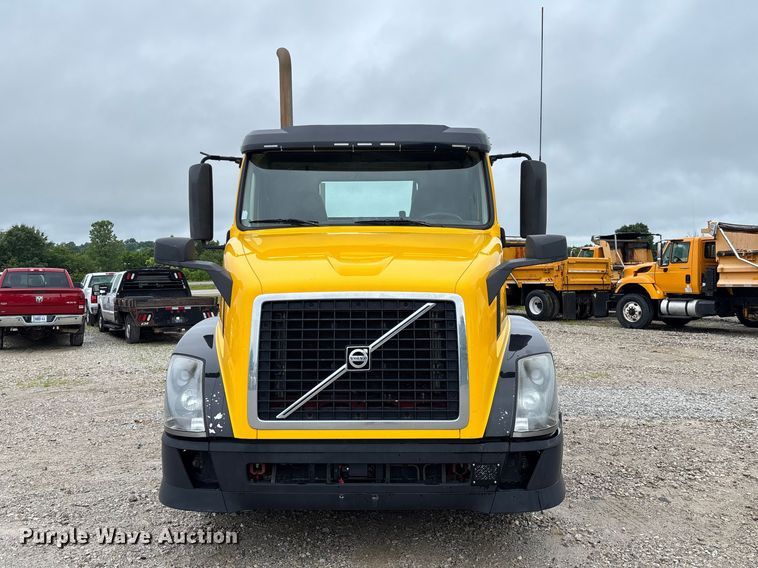 image for item FC1747 2016 Volvo VNL semi truck