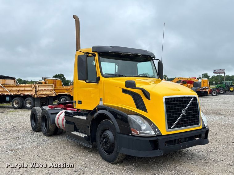 image for item FC1747 2016 Volvo VNL semi truck
