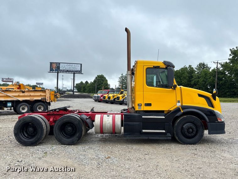 image for item FC1747 2016 Volvo VNL semi truck