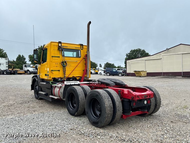 image for item FC1747 2016 Volvo VNL semi truck