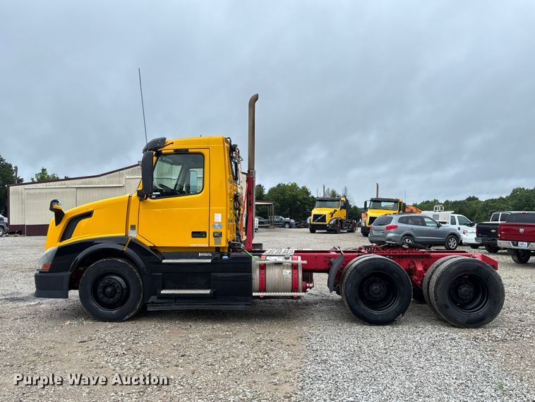 image for item FC1747 2016 Volvo VNL semi truck