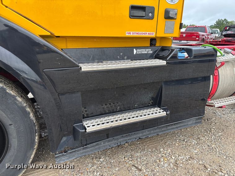 image for item FC1747 2016 Volvo VNL semi truck
