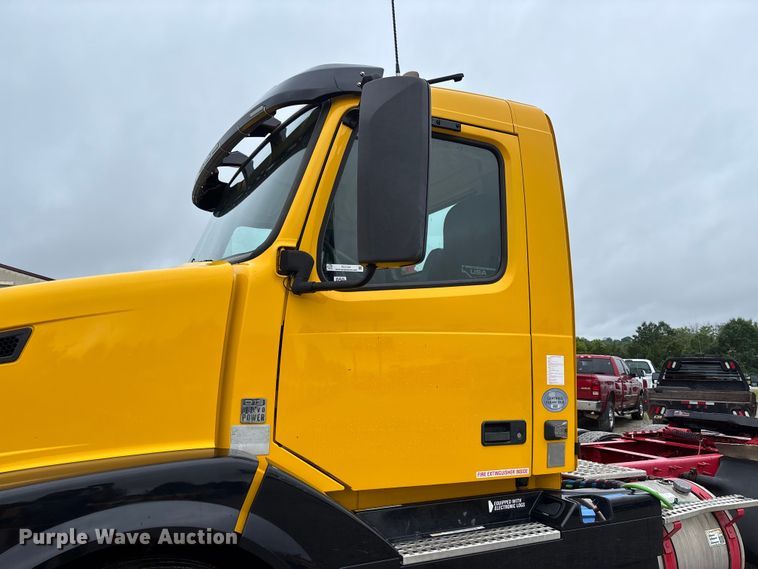 image for item FC1747 2016 Volvo VNL semi truck