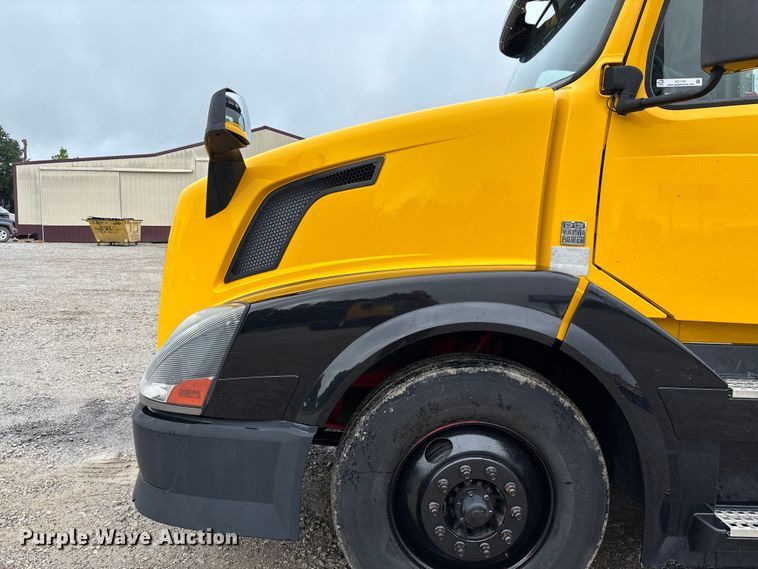 image for item FC1747 2016 Volvo VNL semi truck