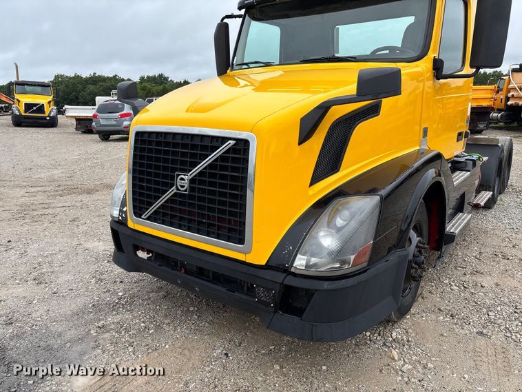 image for item FC1747 2016 Volvo VNL semi truck