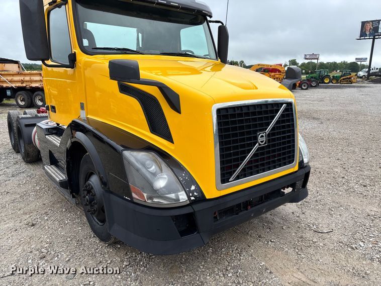 image for item FC1747 2016 Volvo VNL semi truck