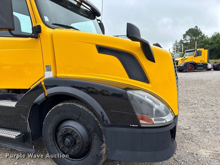 image for item FC1747 2016 Volvo VNL semi truck