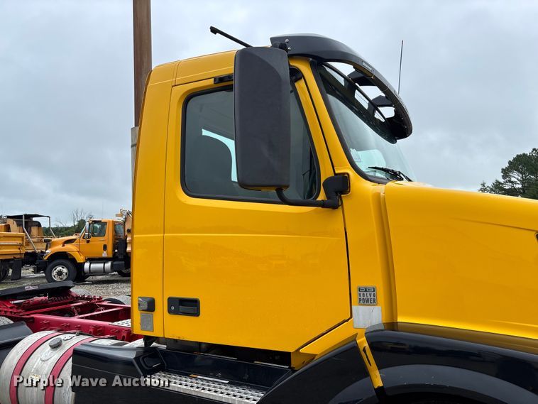 image for item FC1747 2016 Volvo VNL semi truck